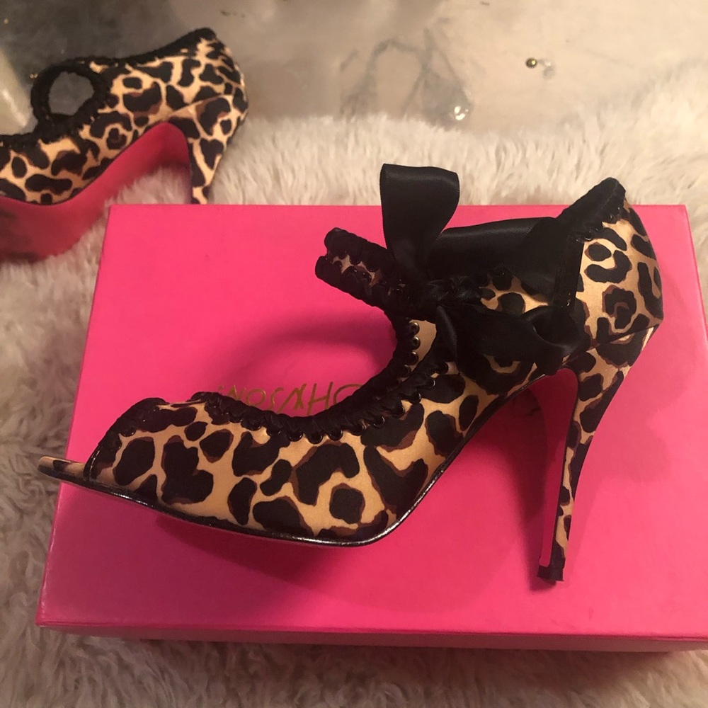 Super Sexy Besty Johnson Leopard Pin Up Heels Sz 10
